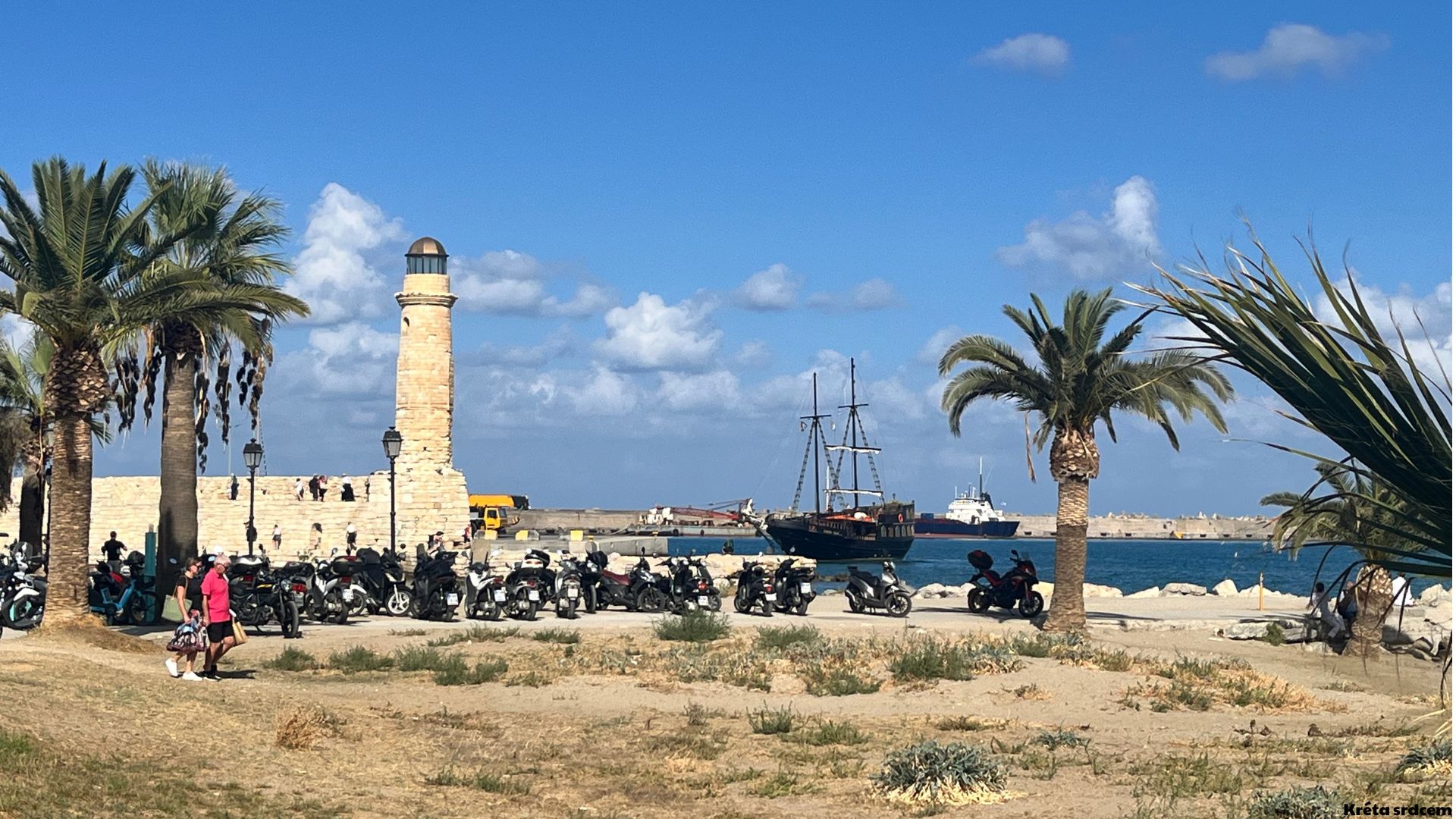 Rethymno, Kréta – Historické město s benátským přístavem, úzkými uličkami a fascinujícími památkami. Objevte kouzlo Rethymna a jeho pláže na Krétě.