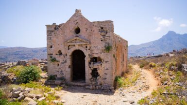 Na vrcholu ostrova Imeri Gramvousa se nachází benátská pevnost s malým kostelíkem, odkud se otevírá dechberoucí výhled na okolní moře a poloostrov Gramvousa. Jedno z nejzajímavějších míst západní Kréty.