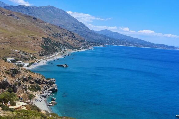 Výhled na Preveli pláž na jižní Krétě – palmový háj, řeka a tyrkysová laguna.