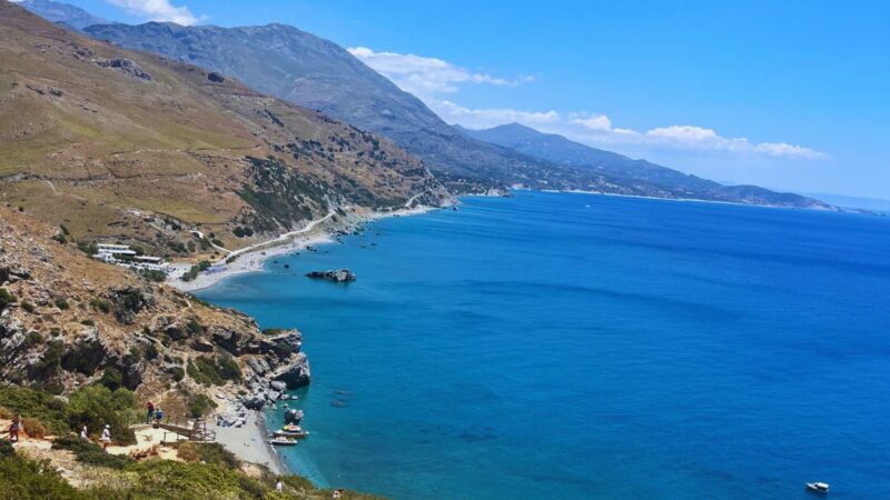 Výhled na Preveli pláž na jižní Krétě – palmový háj, řeka a tyrkysová laguna.