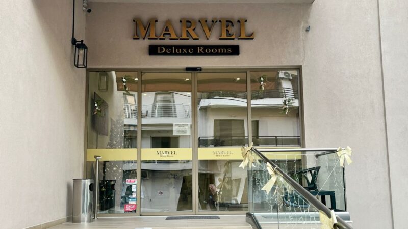 Vstup do hotelu Marvel Deluxe Rooms v Alikarnasos u Heraklionu – minimalistické městské ubytování na Krétě