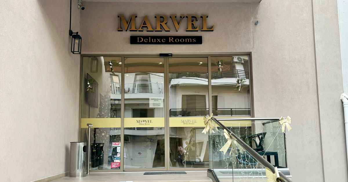 Vstup do hotelu Marvel Deluxe Rooms v Alikarnasos u Heraklionu – minimalistické městské ubytování na Krétě